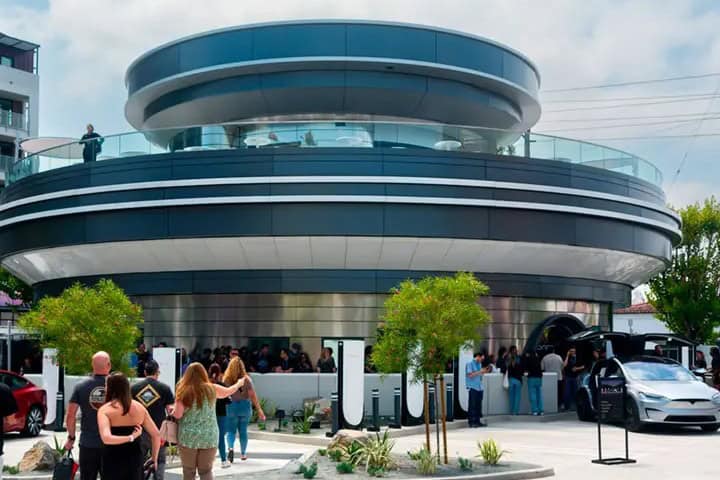 2. Inauguración de Tesla Diner. Foto – InfoNegocios Miami