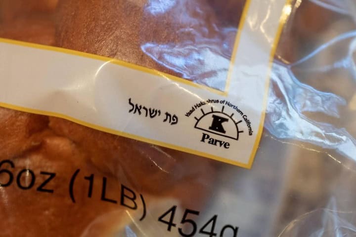 2. Sello de certificación Kosher en pan jalá judío tradicional. Foto - Alamy
