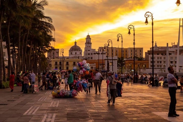 21. Atardecer en el Centro Histórico de Veracruz por la noche. Foto - Alamy