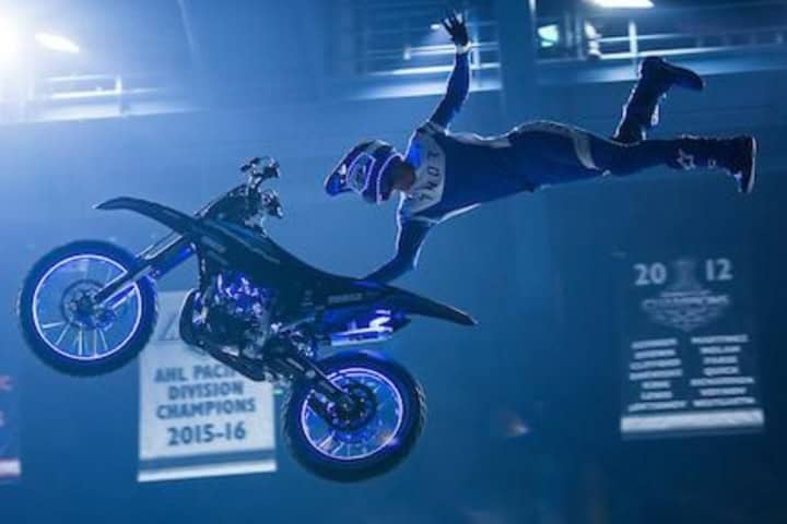 3. Piloto del Hot Wheels Monster Trucks Live Freestyle Motocross haciendo una acrobacia. Foto - Hot Wheels Monster Trucks Live