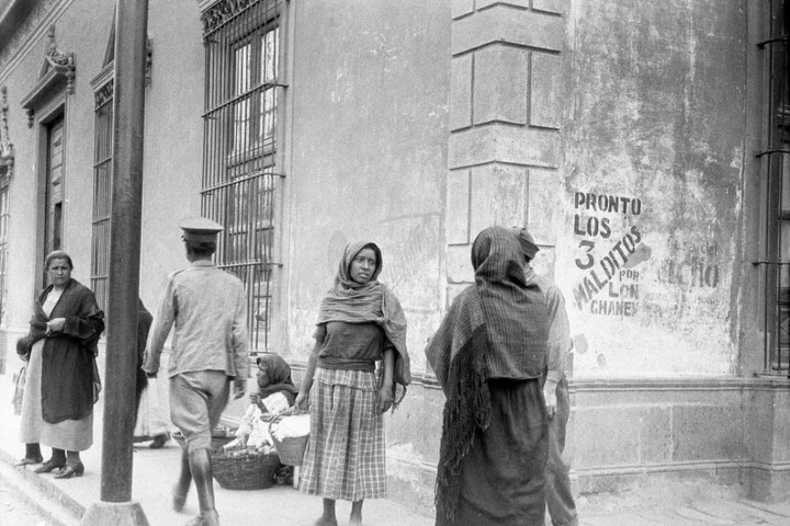 3. Grupo de gente en alguna calle de San Luis Potosí, 1920. Foto - SkyCraper