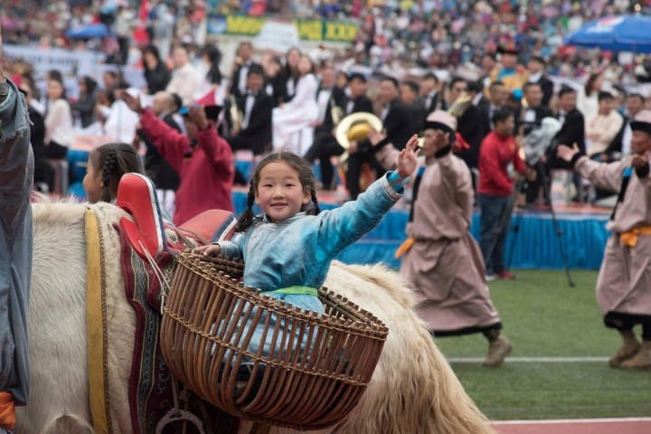 3. Niña en la Ceremonia de apertura del Festival Naadam del 2018. Foto - Alamy
