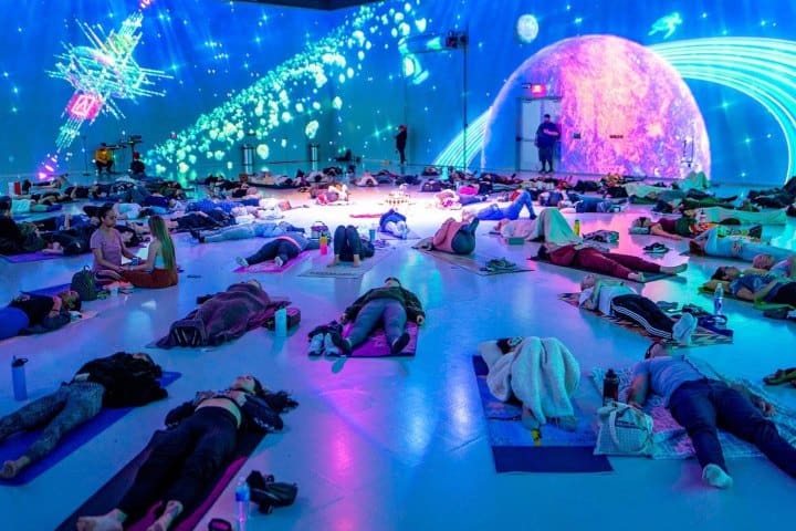 3. Yoga en sala inmersiva del Área 15. Foto - AREA 15 (Facebook)