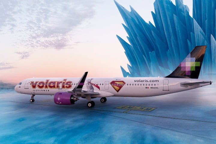 3. Krypto en el avión de Volaris. Foto - Archivo Volaris
