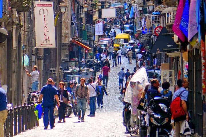 3. Calle Spaccanapoli. Foto - Turismo Cabal (Facebook)