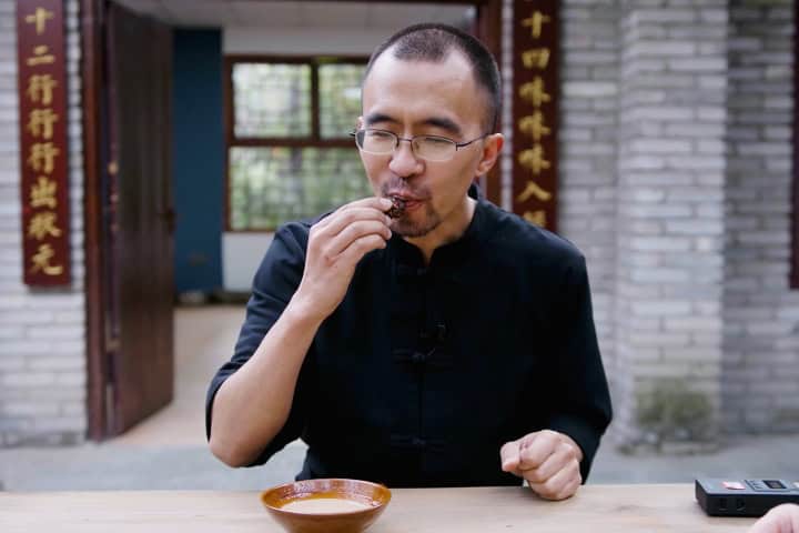 3. Persona comiendo plato de Suodiu. Foto - 锅铲居士 (Espátula laico) (YouTube)