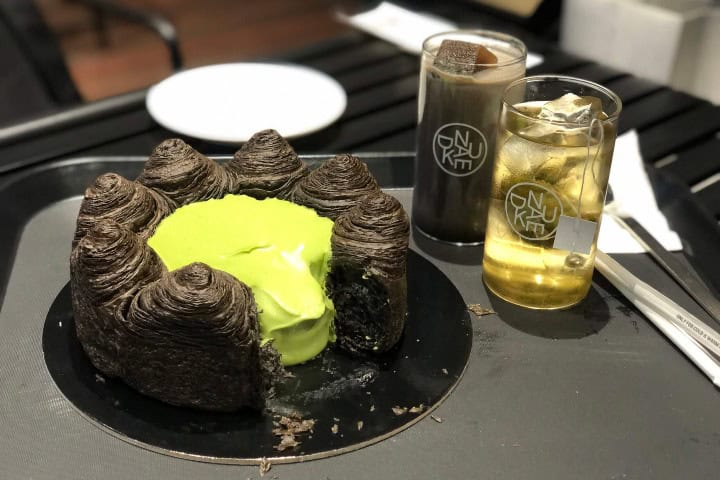 3. Peak cake, corona de croissants negros. Foto - 挑嘴小食堂 (Pequeña cantina exigente)
