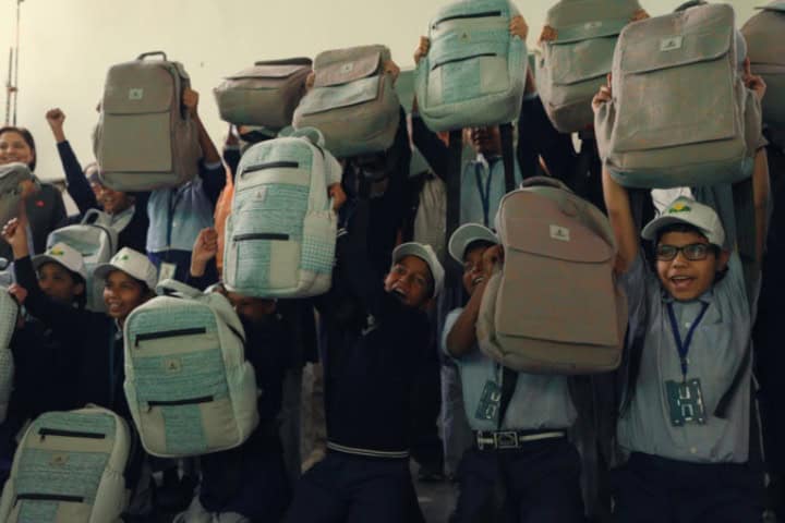 3. Niños con mochilas donadas por "Aircrafted Kids". Foto - edie