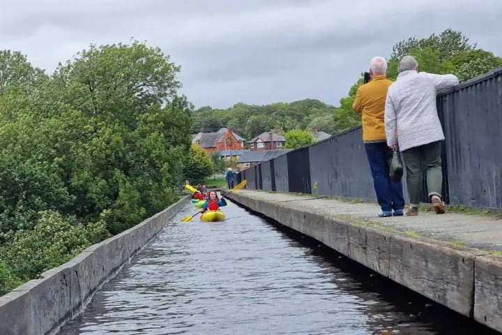 3. Visitantes del acueducto de Pontcysyllte. Foto - GetYourGuide