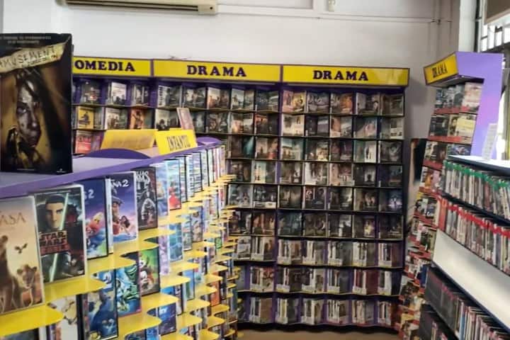 4. Películas en Videclub Arfe. Foto - La Invasión De Los UltraFrikis (YouTube)