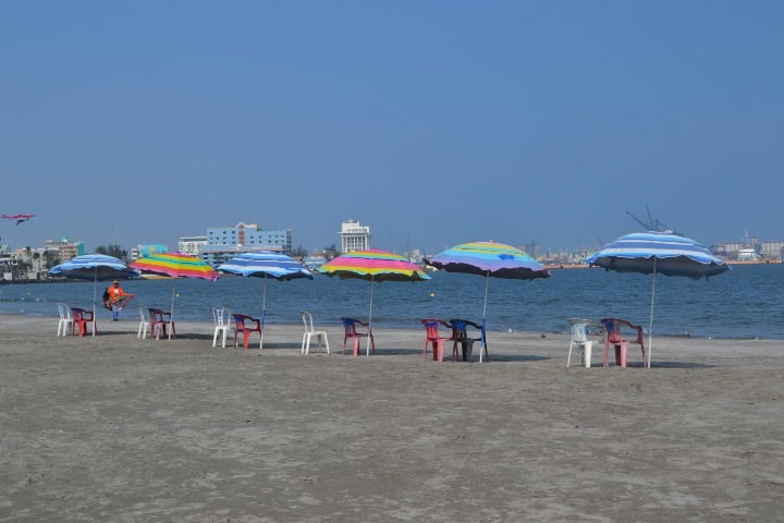 4. Sombrillas en Playa Villa del Mar. Foto - Identidad Veracruz