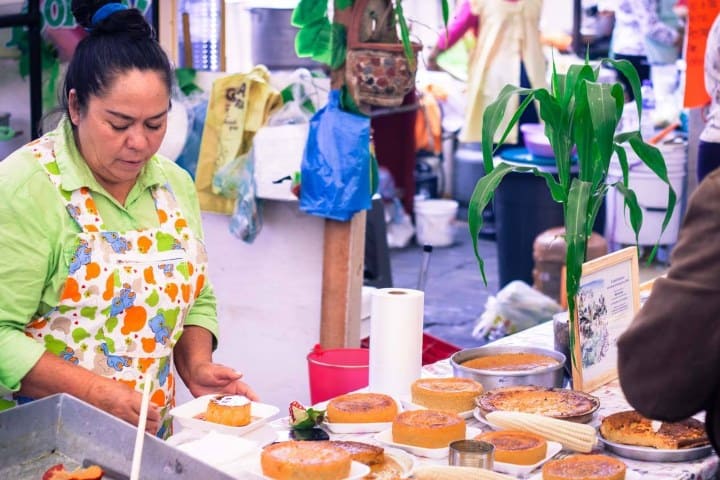 4. Vendedora de pan de elote. Foto - Expo Culinaria del Elote y la Tortilla. San Juan Ixtayopan 2019 (Facebook)