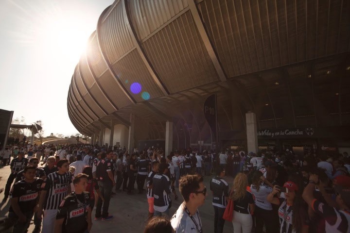 4. Visitantes entrando al Gigante de Acero. Foto - ArchDaily