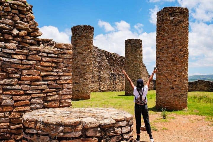 4. Viajera en columnas de La Quemada. Foto - Visit Mexico