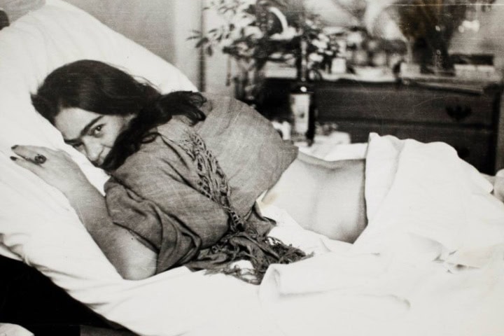 4. Frida Kahlo en cama. Foto - Iberismos