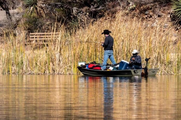 4. Pescadores en Parque Estatal Patagonia Lake. Foto - TheTravel