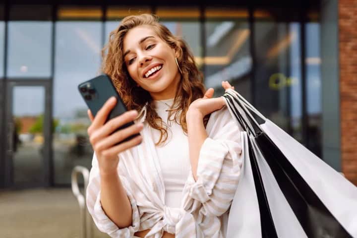 4. Mujer comprando. Foto - @fibre2fashion (X)