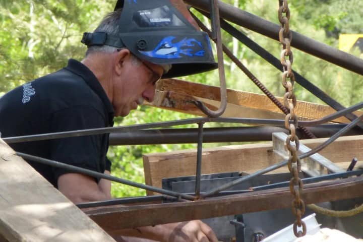 4. Jim Bishop trabajando en el Castillo Bishop. Foto - Kelly Ludwig