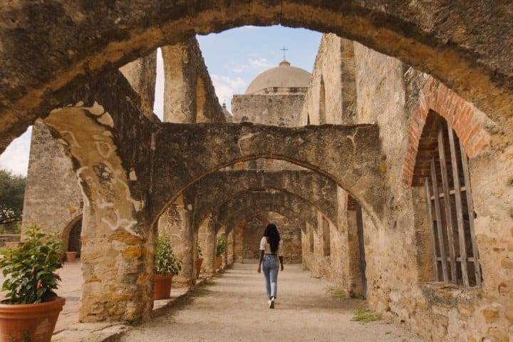 4. Mujer paseando en Misión de San Antonio. Foto - Visit San Antonio