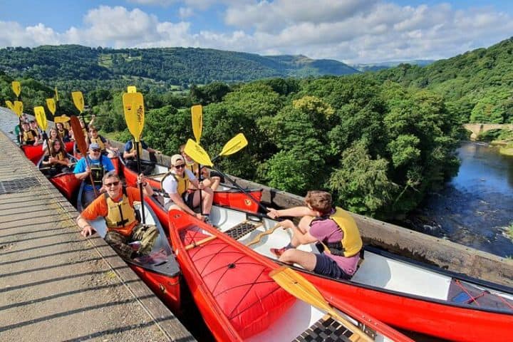 4. Grupo disfrutando de visita guiada en el acueducto Pontcysyllte. Foto - Viator