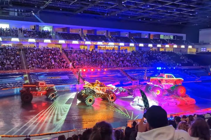 5. Demolición en Hot Wheels Monster Trucks Live Glow Party at Acrisure Arena. Foto - CHPO SS (YouTube)
