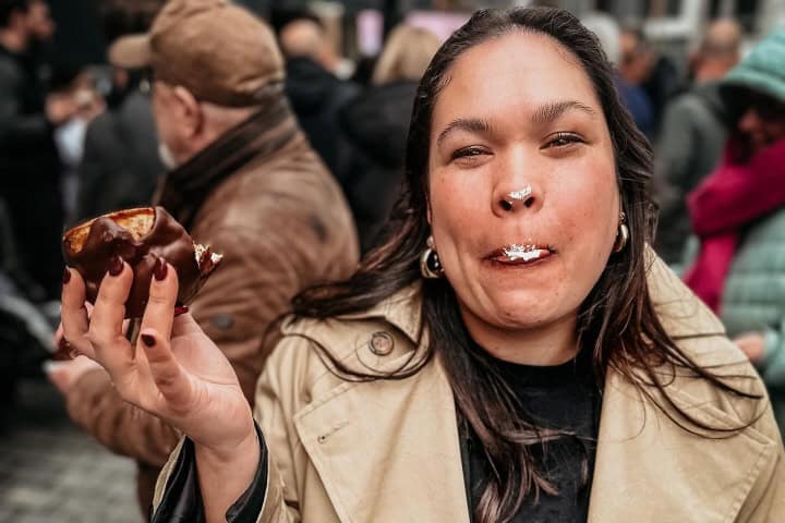 5. Mujer comiendo Bossche Bol. Foto - @bossche_buik (Instagram)