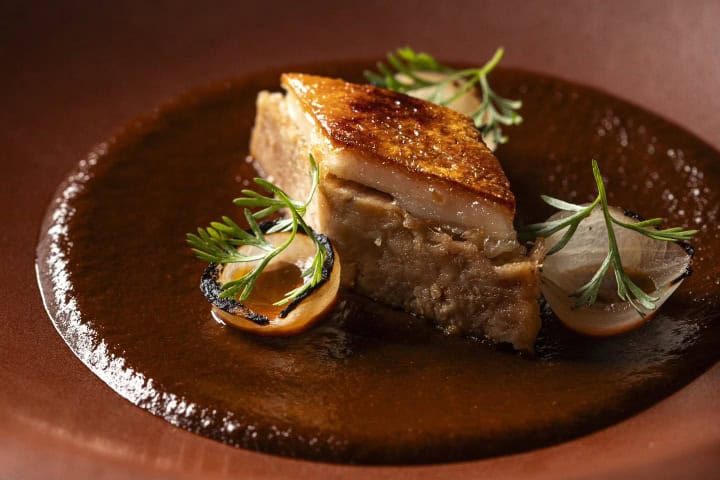 5. Lechón suave, con mole y piquín. Foto - @koli.rest (Instagram)