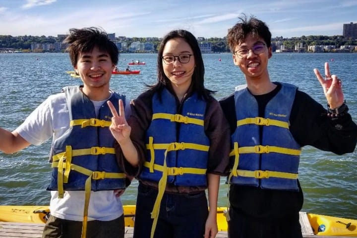 5. Visitantes listos para remar en Manhattan Community Boathouse. Foto - @kayakmcbh (Instagram)