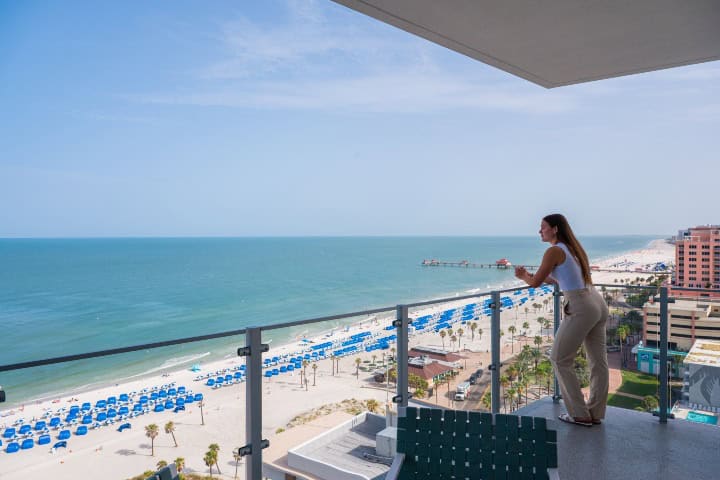 5. Huésped en balcón de Opal Sol. Foto - Visit San Pete-Clearwater (Facebook)