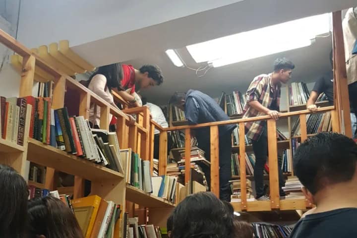 5. Clientes en Librero en Andanzas. Foto - Librero en Andanzas (Facebook)