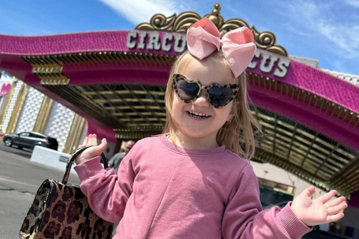5. Niña en la entrada de Circus Circus Las Vegas. Foto - Circus Circus Las Vegas Hotel & Casino (Facebook)