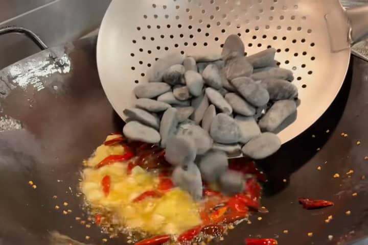 5. Salteando piedras en aceite con chiles. Foto - 中華一筋 (Comida China) (YouTube)