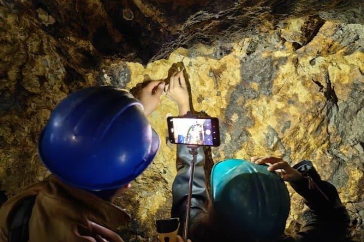 5. Viajeros en la Mina de San Cayetano. Foto - Rehiletes