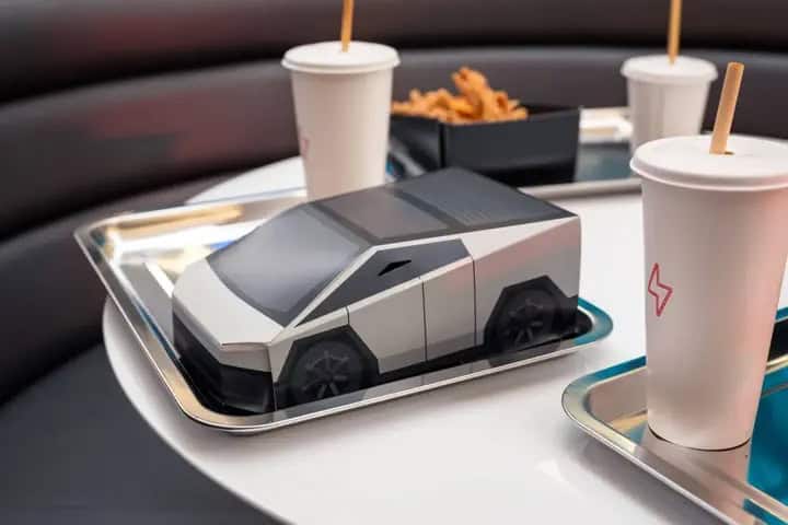 5. Juguete de Cybertruck en Tesla Diner. Foto – electrive.com
