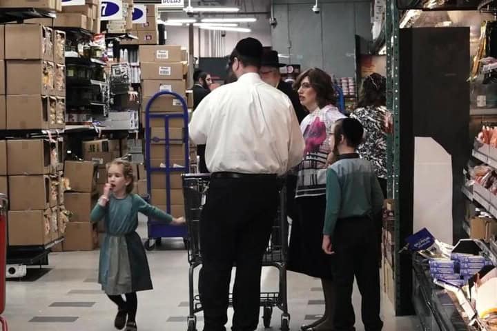 5. Clientes de KRM Kollel Supermarket. Foto – Camp HASC (YouTube)