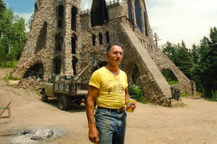 5. Jim Bishop trabajando en el Castillo Bishop. Foto - Roadside America (Facebook)
