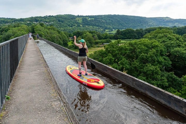 5. Mujer haciendo paddle board en el acueducto Pontcysyllte. Foto - Alamy