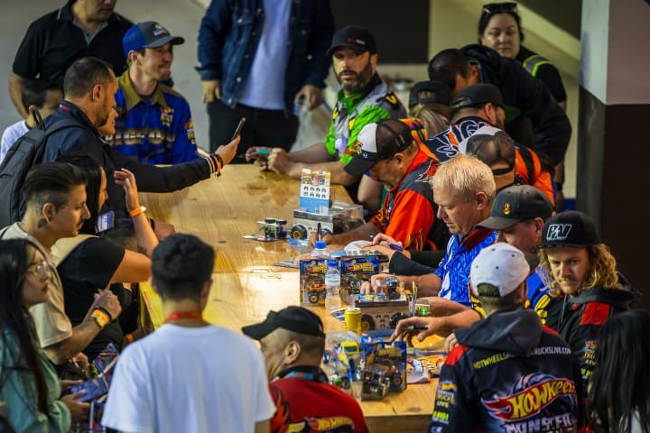 6. Firma de autografos Hot Wheels Monster Trucks. Foto - @hotwheelsmonstertruckslive (Instagram)