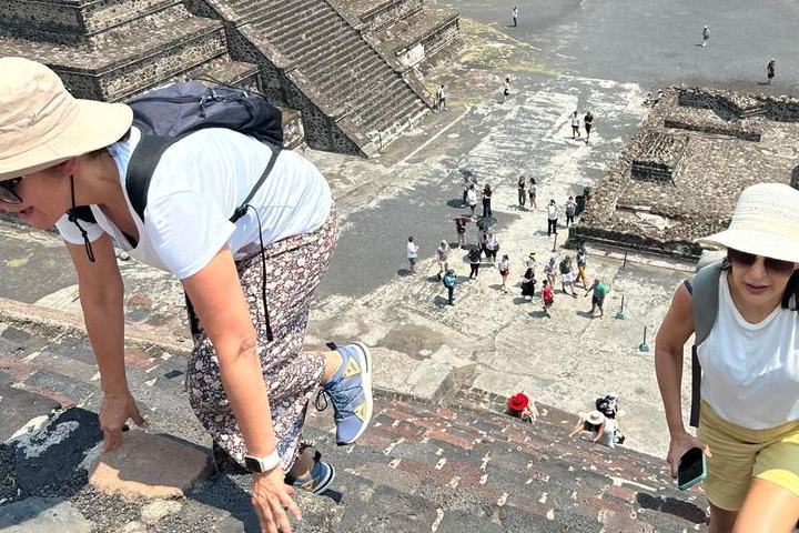 6. Turistas subiendo la Pirámide de la Luna. Foto – mexicotimes