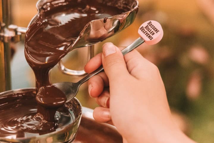 6. Preparación de Bossche Bol en Bossche Bollen Belevenir. Foto - NS Dagje Uit (Facebook)