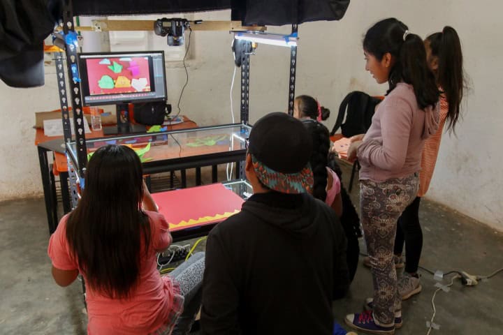 6. Niños haciendo cut out. Foto - Campamento Audiovisual Itinerante (Facebook)