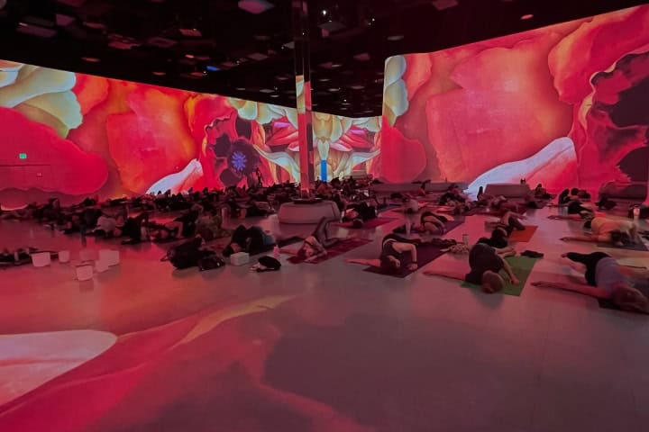 6. Visitantes haciendo yoga en Illuminarium Las Vegas. Foto - Illuminarium Las Vegas (Facebook)