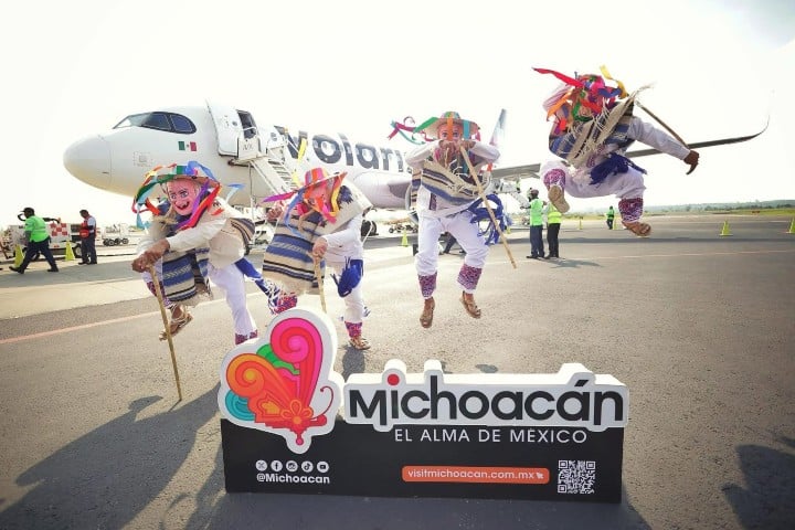 6. Vuelo inaugural de Morelia hacia Ixtapa. Foto - Archivo SECTUR