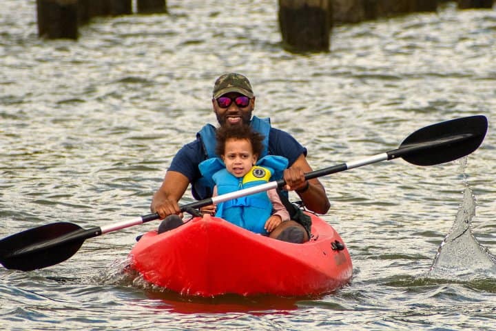6. Visitante con niño en Brooklyn Bridge Park Boathouse. Foto - @bbpboathouse (Instagram)