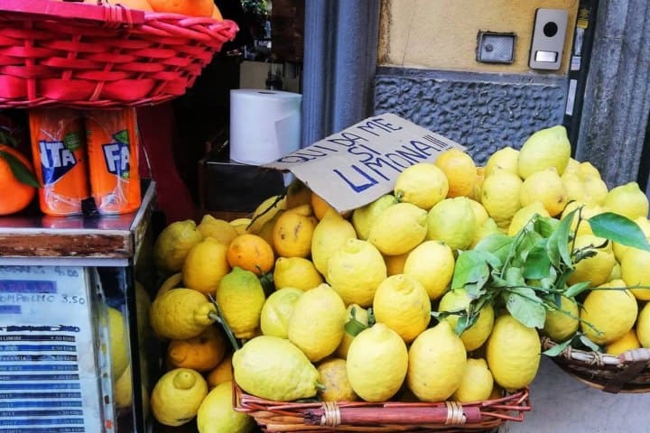 6. Limones en puesto de bebidas en la calle Spaccanapoli. Foto - @___virginialetizia (Instagram)