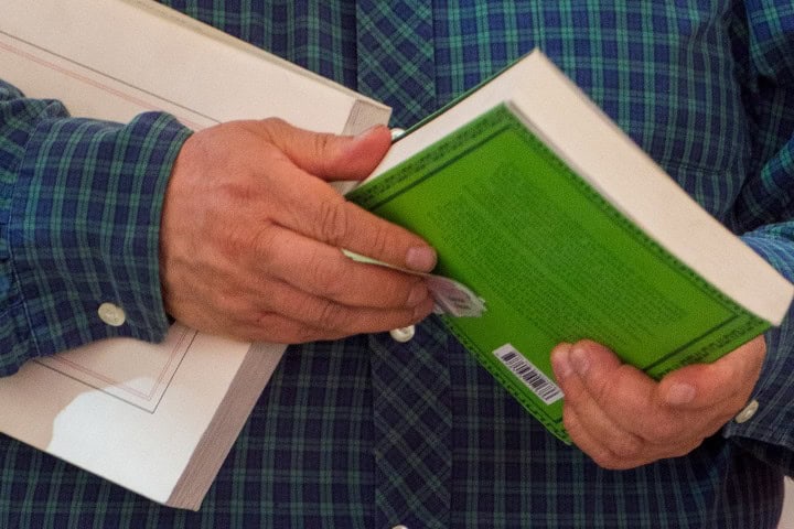 6. Cliente mirando libro. Foto - @libreroenandanzas (Instagram)