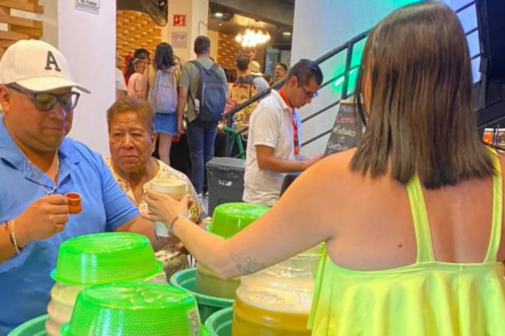 6. Visitante probando en el Festival del Pulque y el Mezcal. Foto - Adelitas Empresarias (Facebook)