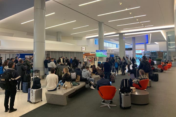 6. Viajeros mirando los cuartos de final de la Copa Mundial 2022 en el Aeropuerto Internacional de San Francisco. Foto - San Francisco International Airport (SFO) (Facebook)