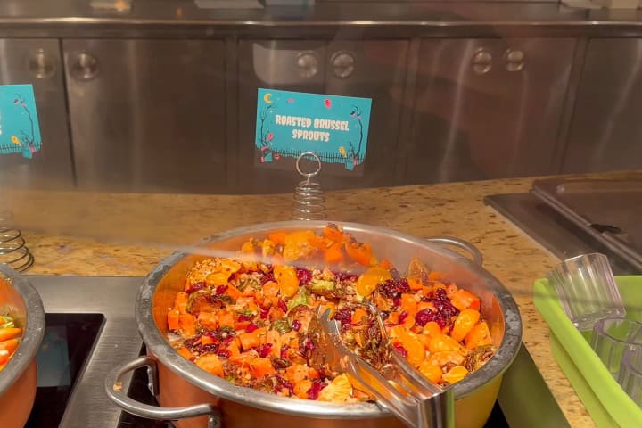 6. Parque del menú de Goofy’s Kitchen Celebrates Halloween 2024. Foto - Daps Magic (YouTube)