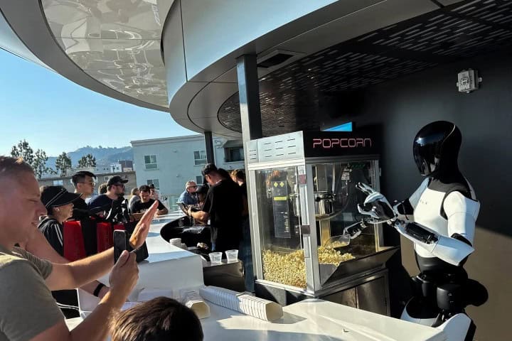 6. Clientes interactuando con el robot Tesla Optimus. Foto – The Today Show